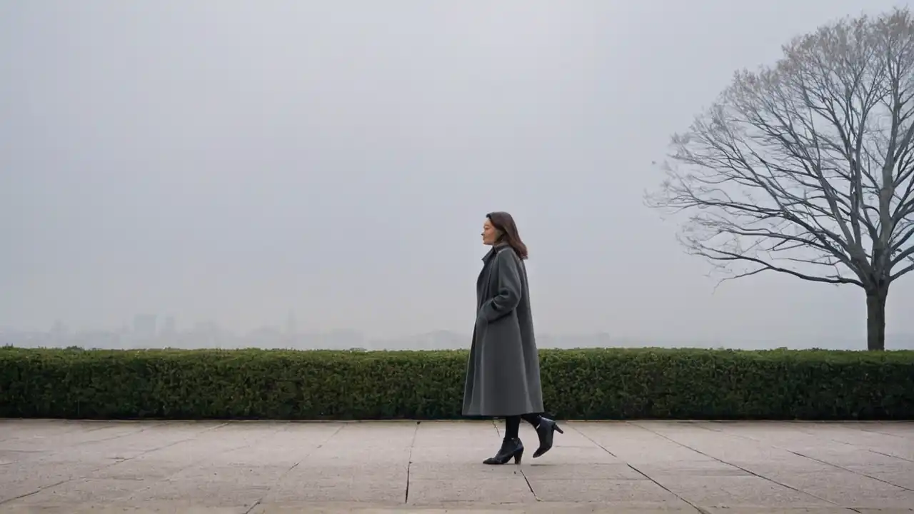 Graue Stadtlandschaft, ruhige Atmosphäre, einzelne Figur